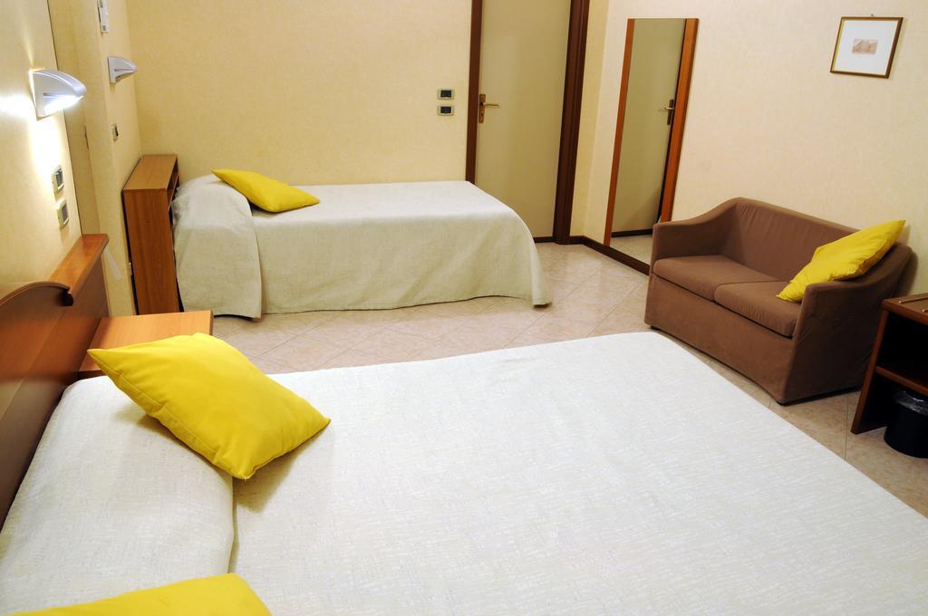 Hotel Button Parma Esterno foto