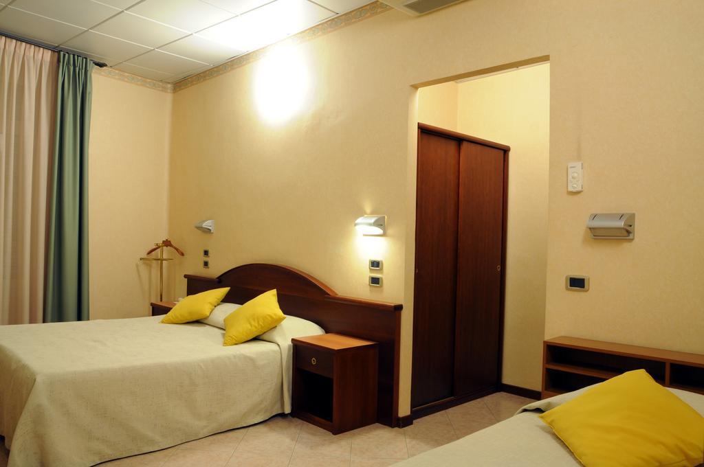 Hotel Button Parma Esterno foto