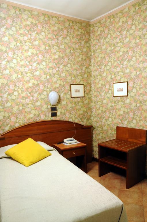 Hotel Button Parma Esterno foto