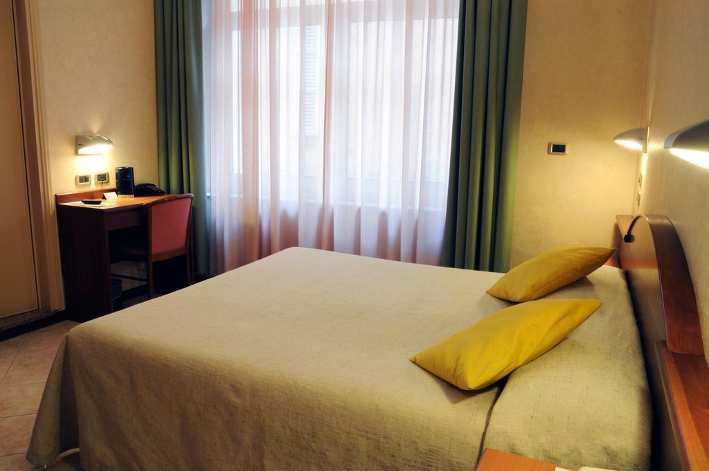 Hotel Button Parma Esterno foto