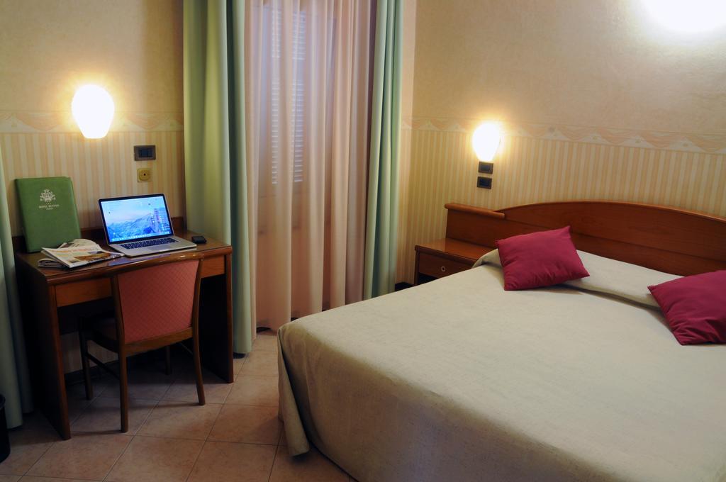 Hotel Button Parma Esterno foto