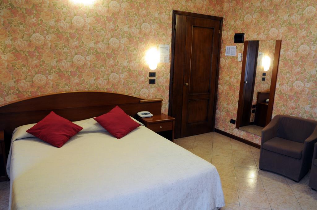 Hotel Button Parma Esterno foto