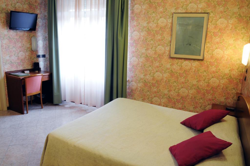 Hotel Button Parma Esterno foto