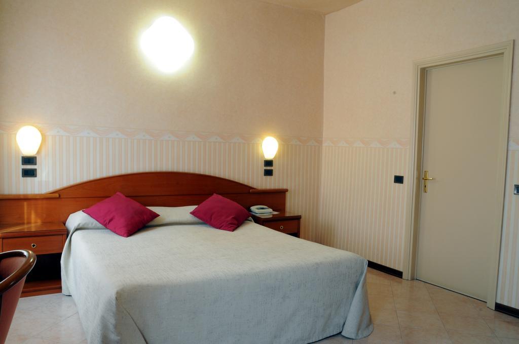 Hotel Button Parma Esterno foto