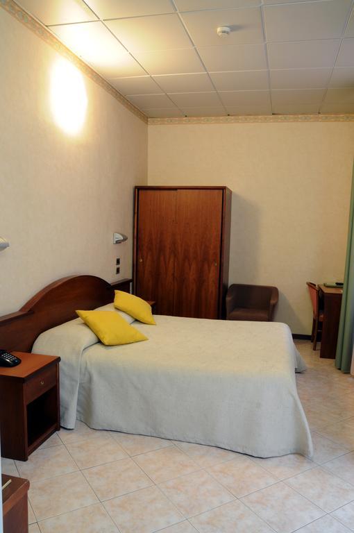 Hotel Button Parma Esterno foto
