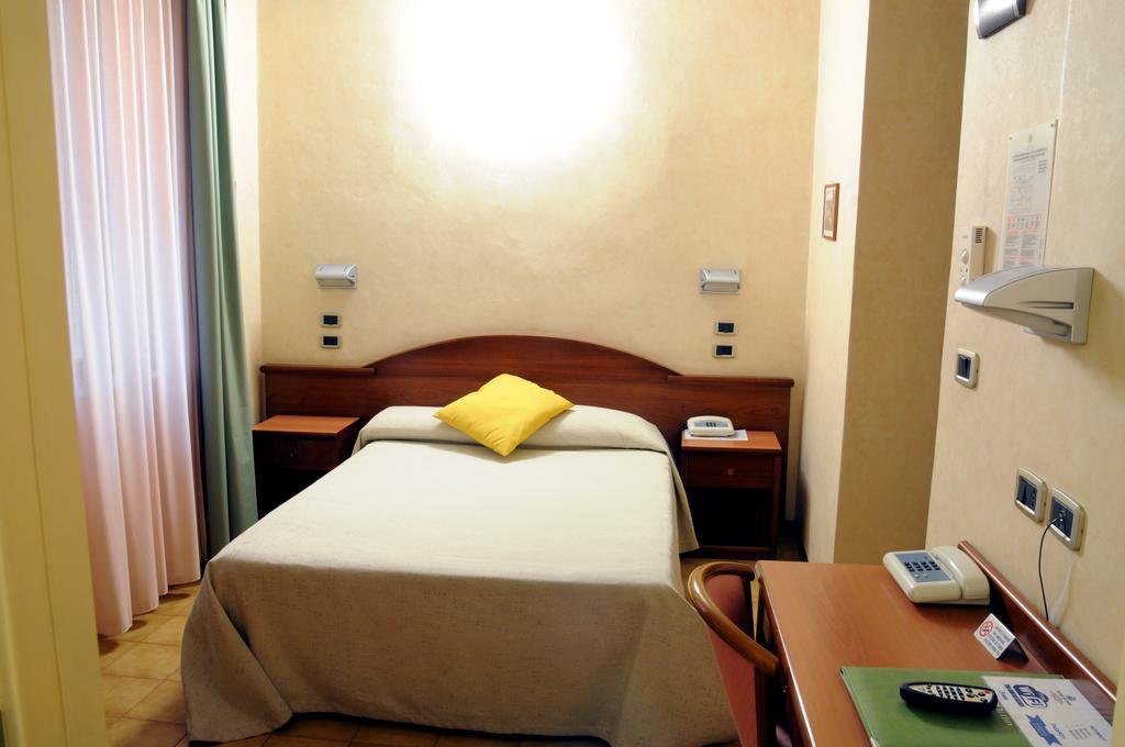 Hotel Button Parma Esterno foto