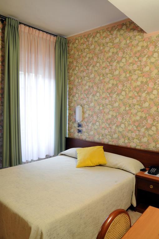 Hotel Button Parma Esterno foto