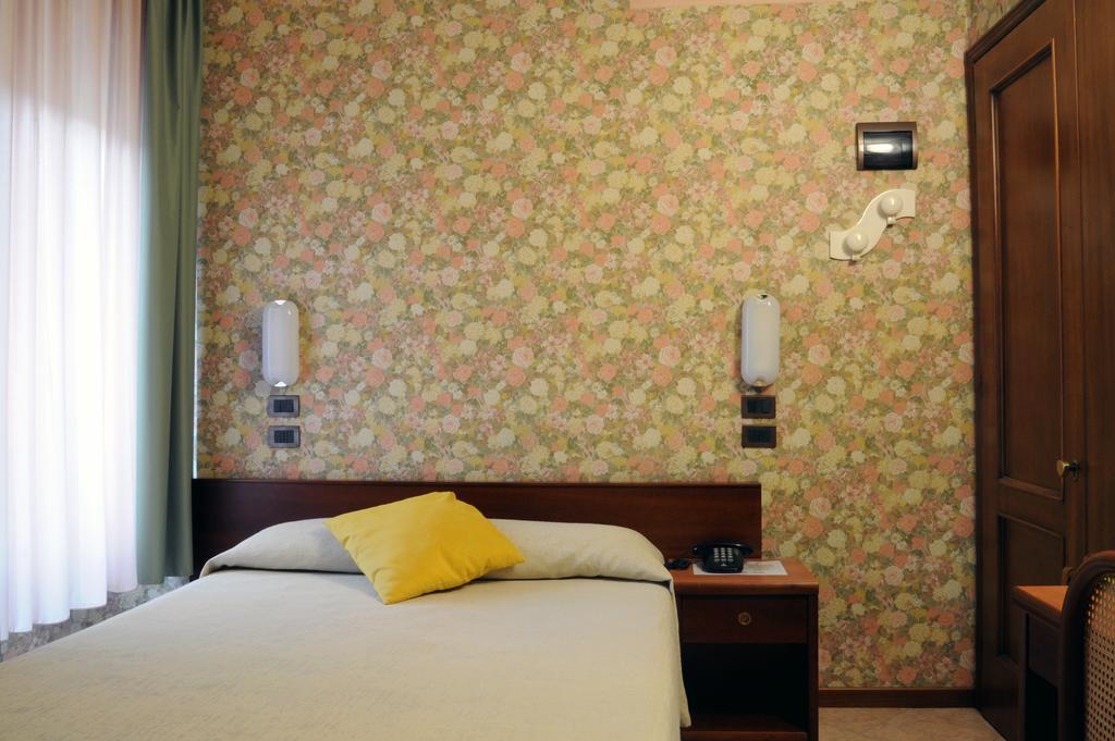 Hotel Button Parma Esterno foto