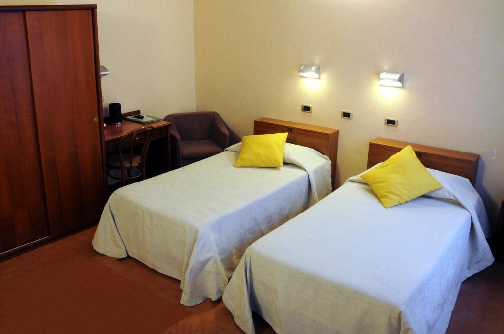 Hotel Button Parma Esterno foto