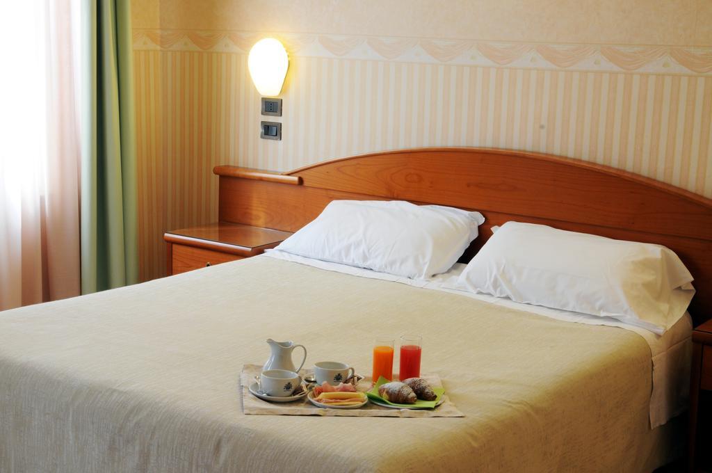 Hotel Button Parma Esterno foto