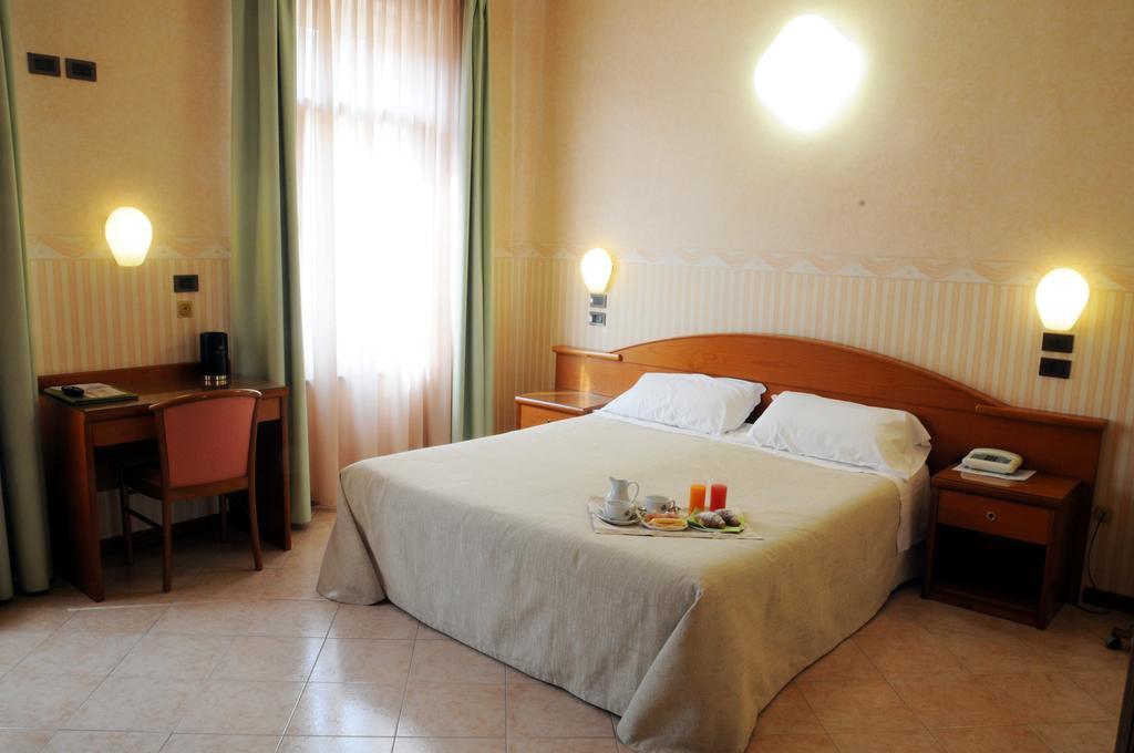 Hotel Button Parma Esterno foto